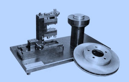 Flange runout and thickness gage with a single rown ball arbor